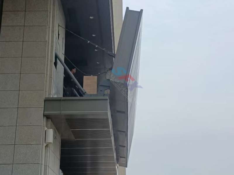 山東棗莊雙子星城市廣場大型電動上旋翻轉雨棚項目案例