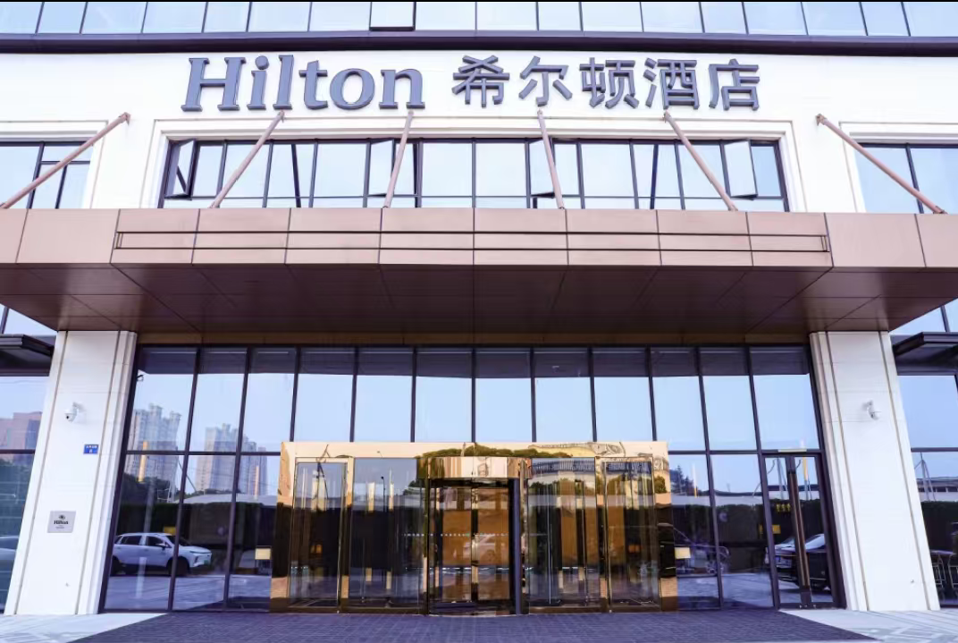 余姚市希爾頓酒店大型伸縮雨棚項目案例